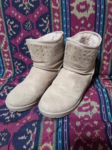 베이지 스터드 장식 어그 부츠