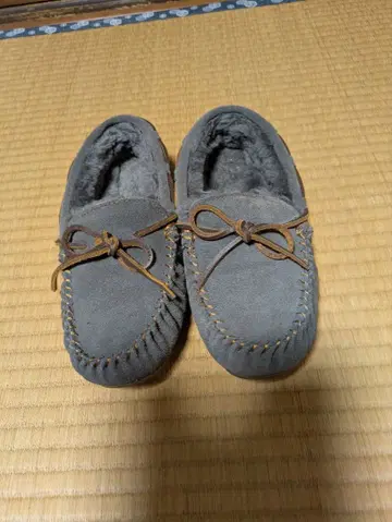 EMU Australia 그레이 스웨이드 모카신 리본 포함