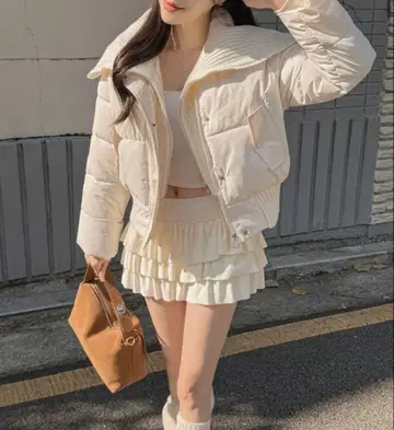 화이트 숏 기장 니트 다운 자켓