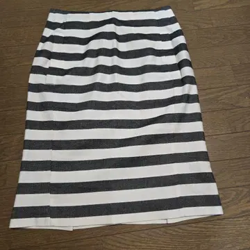 화이트 블랙 보더 타이트 스커트 무릎 기장