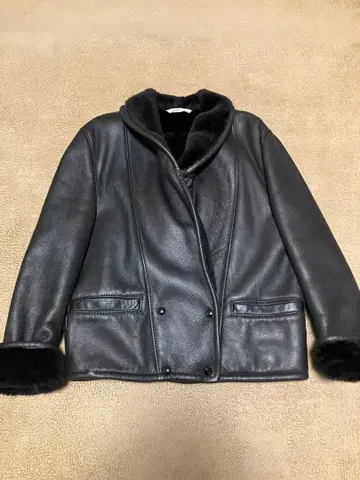 O'NE'D 블랙 양가죽 무스탕 코트