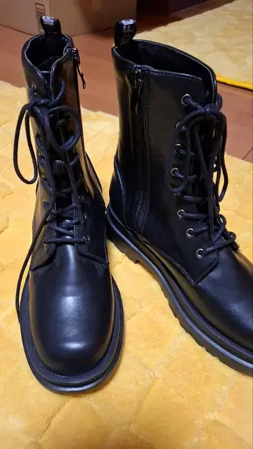 새상품 블랙 레이스업 부츠 사이드 지퍼 포함