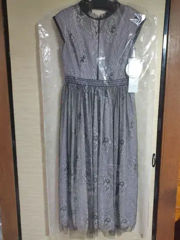 도쿄 소와르 슬리브리스 무릎 기장 원피스