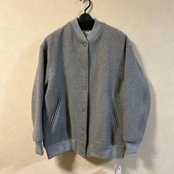 새상품 미사용 쉽스 라이트 그레이 바시티 자켓