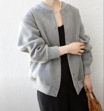 새상품 미사용 쉽스 라이트 그레이 바시티 자켓