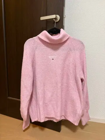 TOMMY JEANS 핑크 터틀넥 스웨터