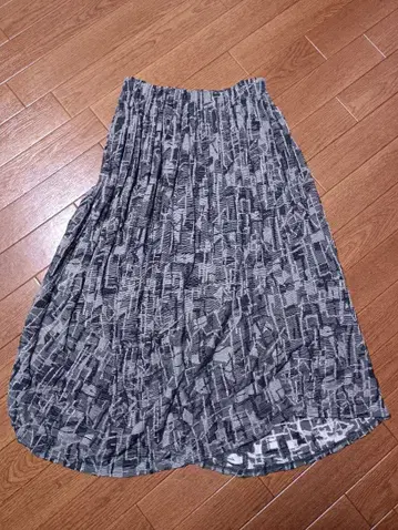 요건 레일 플레어 스커트 블랙과 화이트의 기하학 패턴