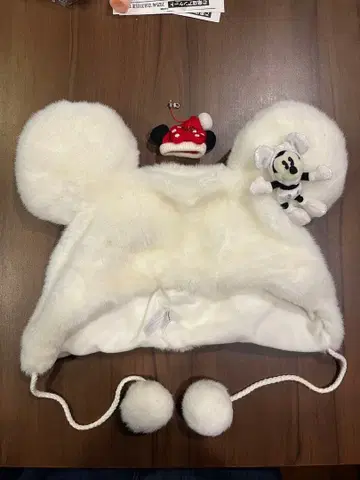 미키 귀 포함 화이트 퍼 모자와 산타 참 포함