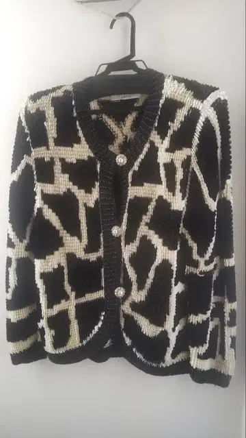 울로 스팽글을 100퍼센트 짜서 만든 가디건입니다.