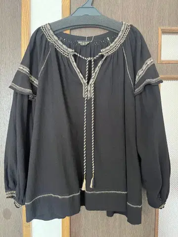 허그아워 블랙 자수 긴팔 블라우스