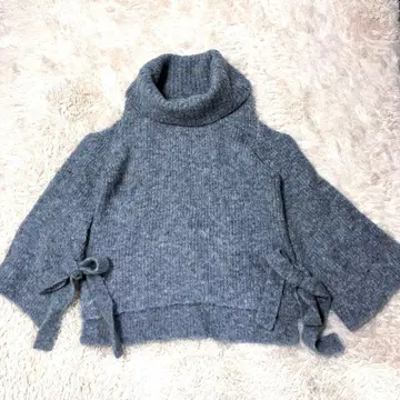 에이미 이스트 월 어깨 트임 니트 블루 그레이 터틀 벨 슬리브 리본