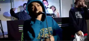 fla$hbacks 후드티 jjj Febb kidfresino 착용