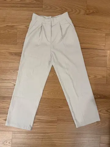 크림색 플리츠 와이드 팬츠