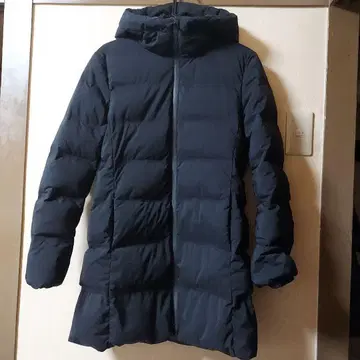 유니클로 심리스 다운 후드 부착 롱 코트