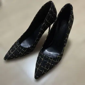 엘레강트한 블랙과 금색 하이힐 펌프스