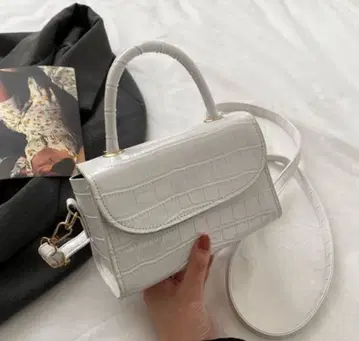 화이트 크로커다일 패턴 핸드백