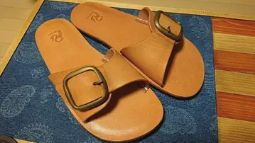 알 아틀리에 가죽 샌들