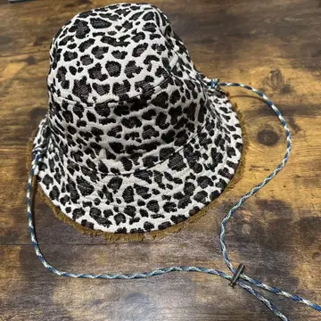 레오파드 무늬 버킷햇, 조정 가능한 스트랩 포함
