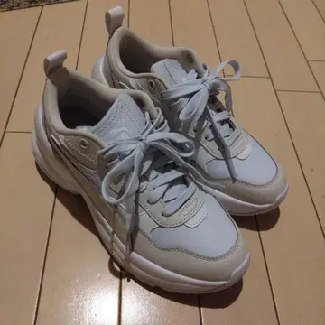 PUMA 화이트 통굽 스니커즈