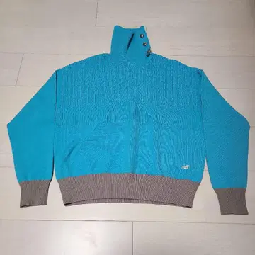 새상품. 터콰이즈 하이넥 니트 뉴발란스 사이즈 M