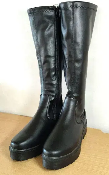 새상품급 LoveHunter 러브헌터 M(23.5cm) 통굽 롱 부츠