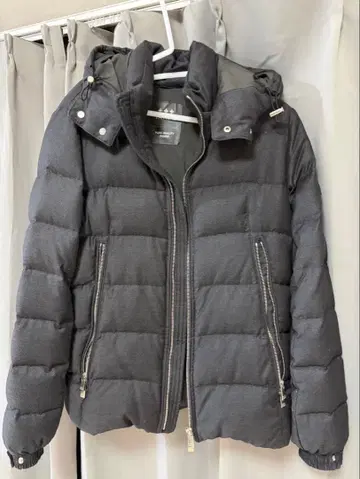 다크 그레이 후드 부착 다운 자켓