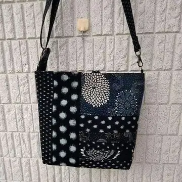 눈송이 무늬, 남색 염색 숄더백