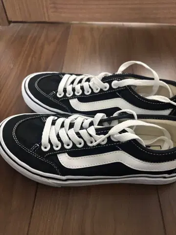 VANS 블랙/화이트 스니커즈
