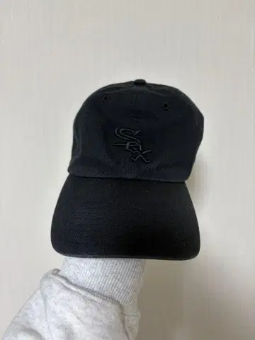 블랙 자수 로고 캡