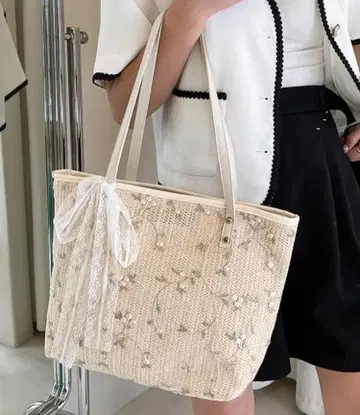 자수가 놓인 크림색 토트백