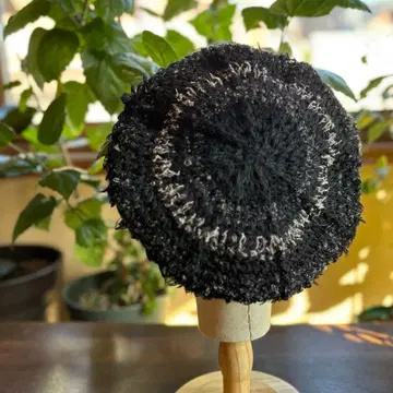 핸드메이드 직조사로 짠 니트 베레모 블랙 라메 실버 색상 H-13