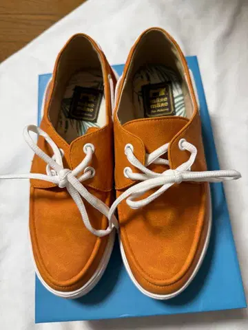 오렌지 스웨이드 스니커즈