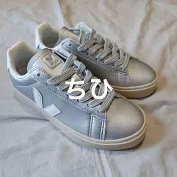VEJA 실버 스니커즈