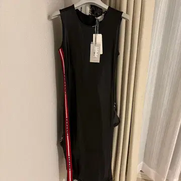 ERMAHNO 블랙 슬리브리스 원피스