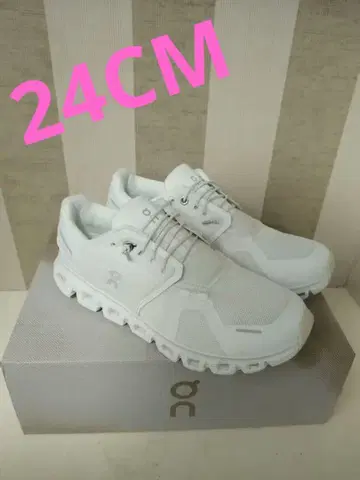 On 화이트 스니커즈