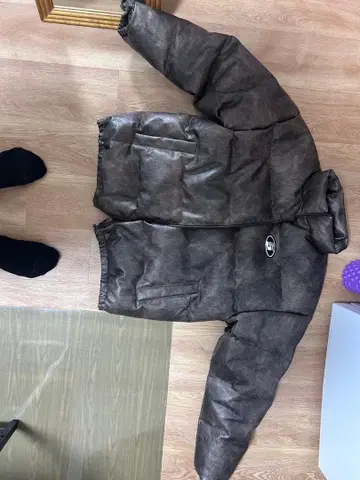브라운 다운 자켓 로고 포함