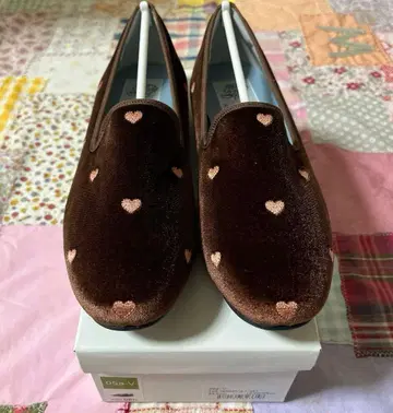 엠마 프란시스 플랫 오페라 슈즈 하트 무늬 자수 슬립온 브라운 23.5