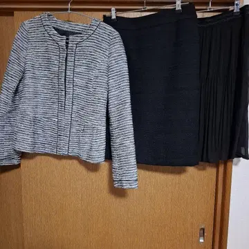 스트라이프 자켓과 블랙 스커트 세트