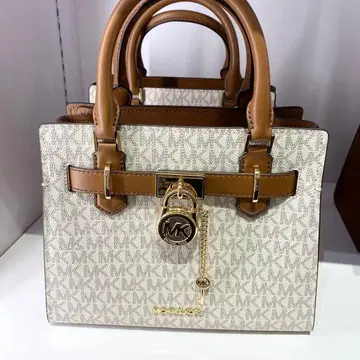 정가 7.7만 엔 새상품 마이클코어스 숄더백 화이트