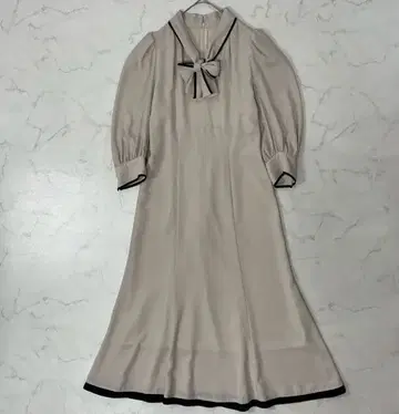 리본 포함 베이지 플레어 원피스