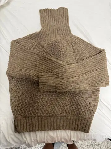 베이지 하이넥 니트 오픈 백