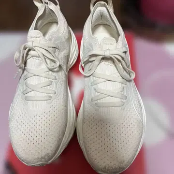 PUMA 베이지 스니커즈 25cm