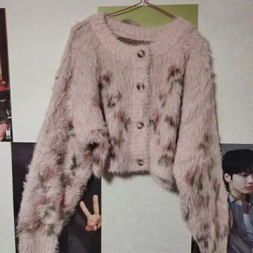 퍼 소재 핑크 크롭 가디건