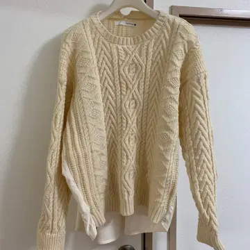 Bou Jeloud 아이보리 케이블 니트 스웨터