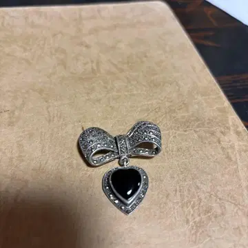 리본형 브로치 하트 참 포함