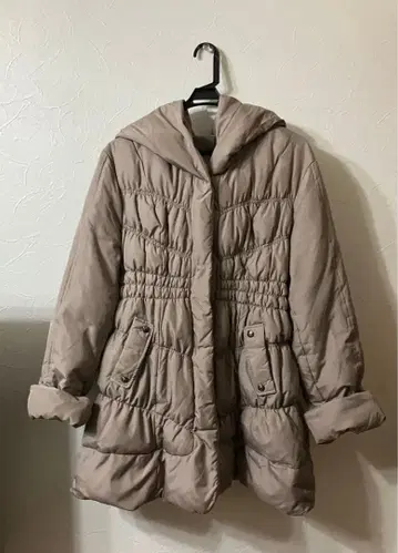 후드 부착 베이지 다운 자켓