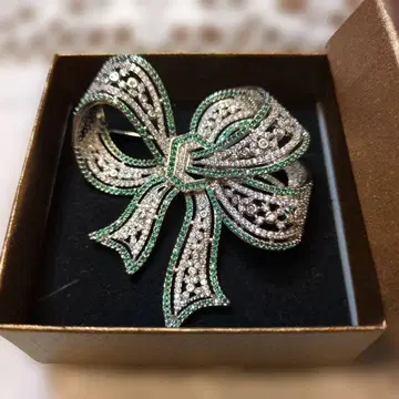 새상품 리본형 지르코니아 에메랄드 그린 브로치 기프트 박스