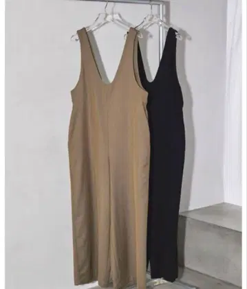 블랙 롱 살로펫 V넥 디자인