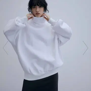 ADAM ET ROPE 화이트 터틀넥 오버 사이즈 맨투맨