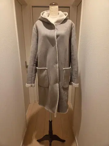 Le glazik(르 그라직) 36 후드 부착 그레이 무스탕 코트